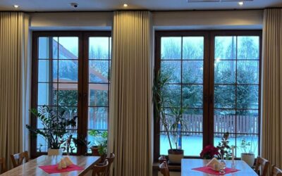 Firany i&nbsp;zasłony do&nbsp;lokali gastronomicznych – jakie firany i&nbsp;zasłony wybrać do&nbsp;restauracji?